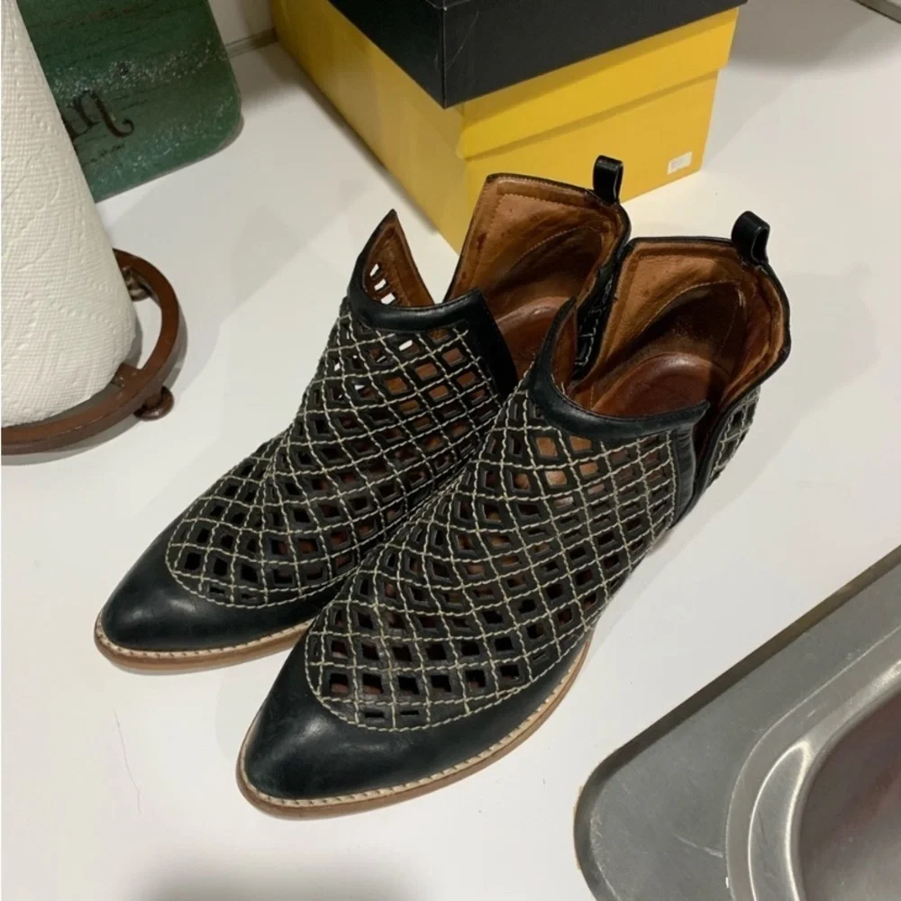 Black ankle booties Jeffrey Campbell booties
